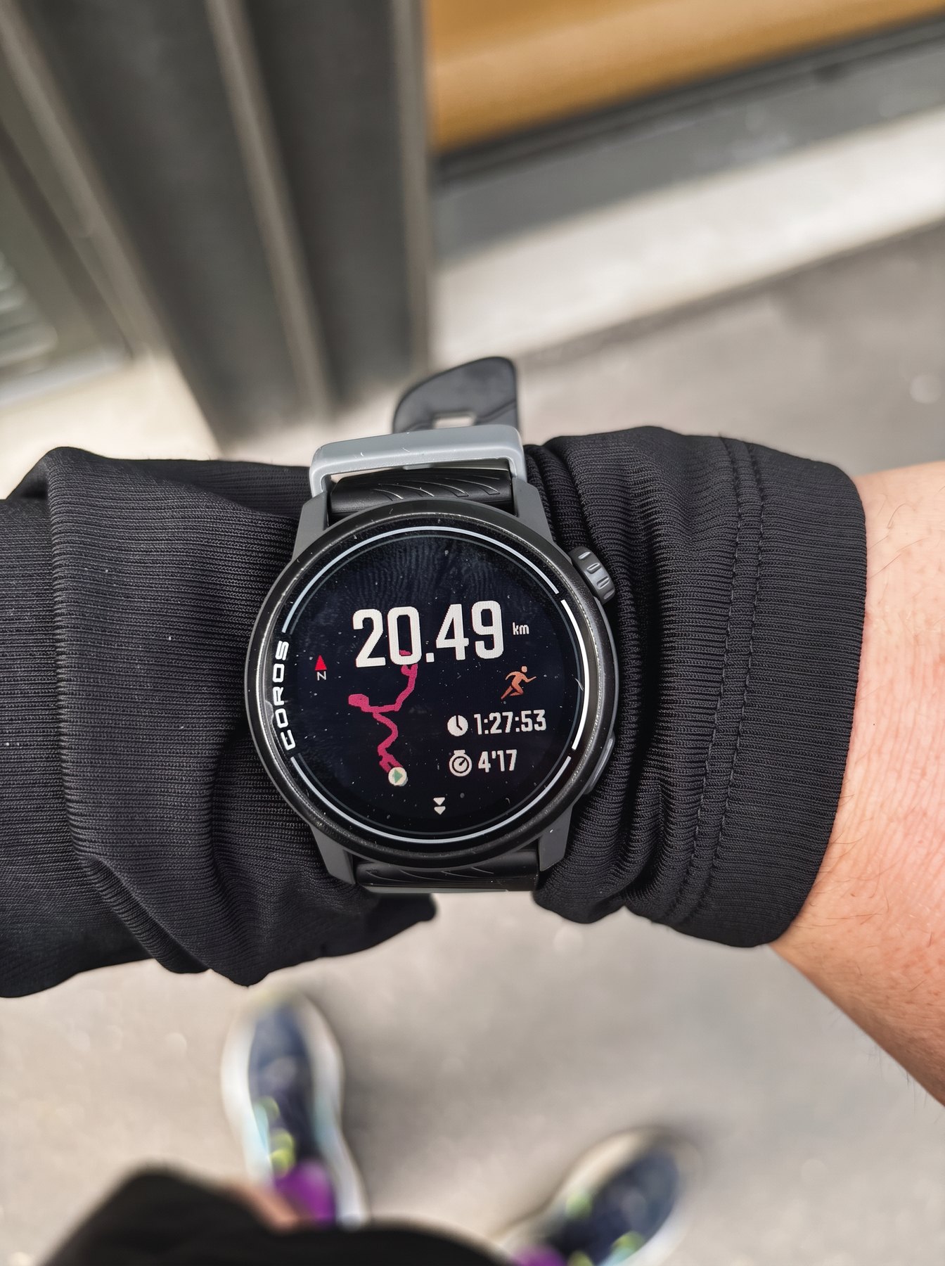 Montre de course affichant le parcours et les données d'une sortie